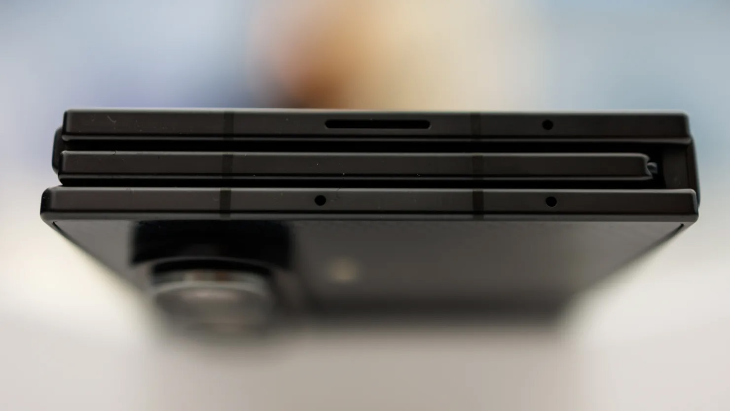 Смартфон Samsung Electronics Co. Galaxy Z TriFold представлен во время медиа-превью в Сеуле, Южная Корея, во вторник, 2 декабря 2025 года