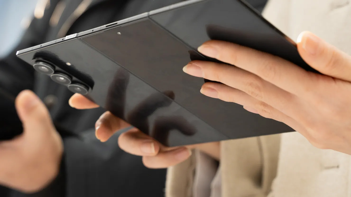 Посетители опробуют Galaxy Z Trifold во время медиа-дня Samsung Electronics Galaxy Z TriFold в Samsung Gangnam в Сеуле, Южная Корея, 2 декабря 2025 года