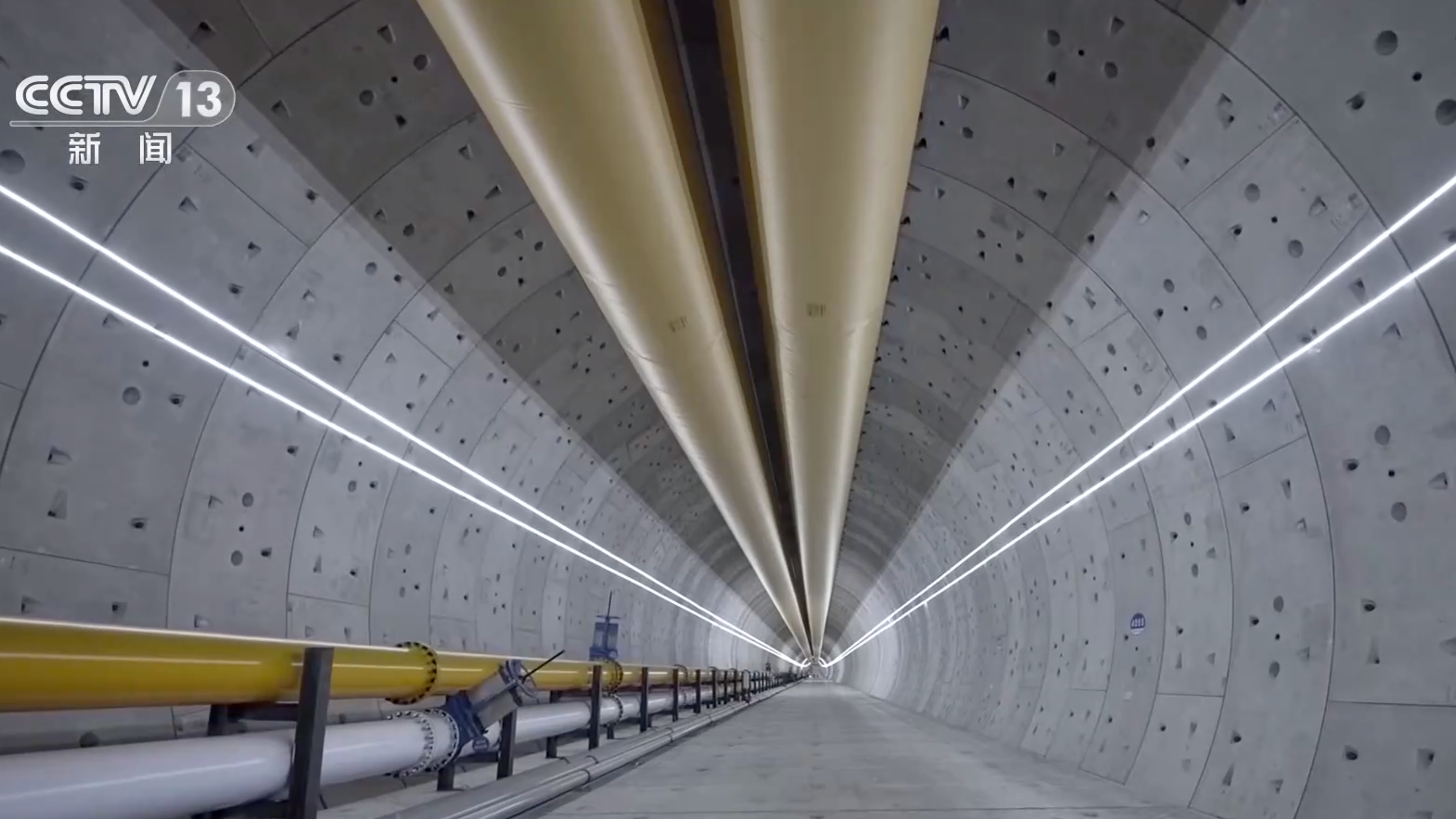 Внутренняя часть тоннеля вдоль реки Янцзы в Чунмин-Тайцане