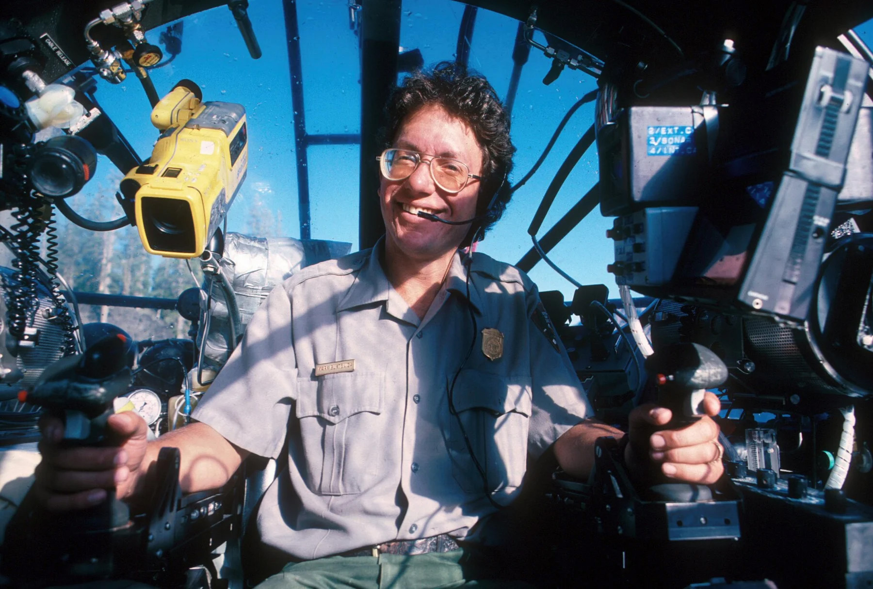 С 1987 по 1989 год Deep Rover совершил серию погружений в озеро Кратер в Орегоне — самое глубокое озеро в США. Во время одного погружения биолог Службы национальных парков Марк Буктеника собрал образцы горных пород