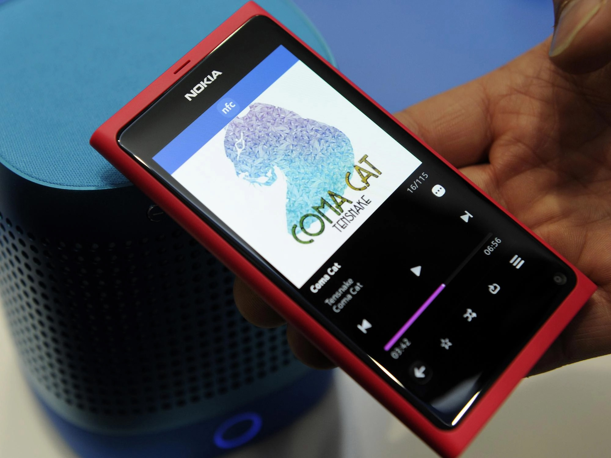 В 2011 году Nokia выпустила N9 — смартфон с операционной системой на базе Linux. В течение года Nokia переключилась на линейку устройств Lumia на базе Windows Phon