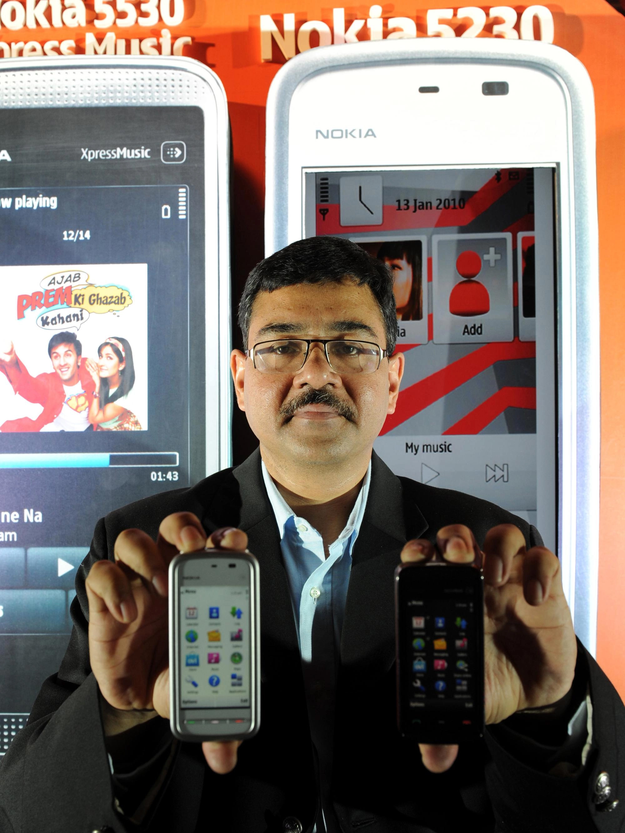 Руководитель Nokia India в 2010 году владеет телефонами 5530 XpressMusic и 5230, оба с сенсорными экранами, хотя только 5530 поддерживает Wi-Fi