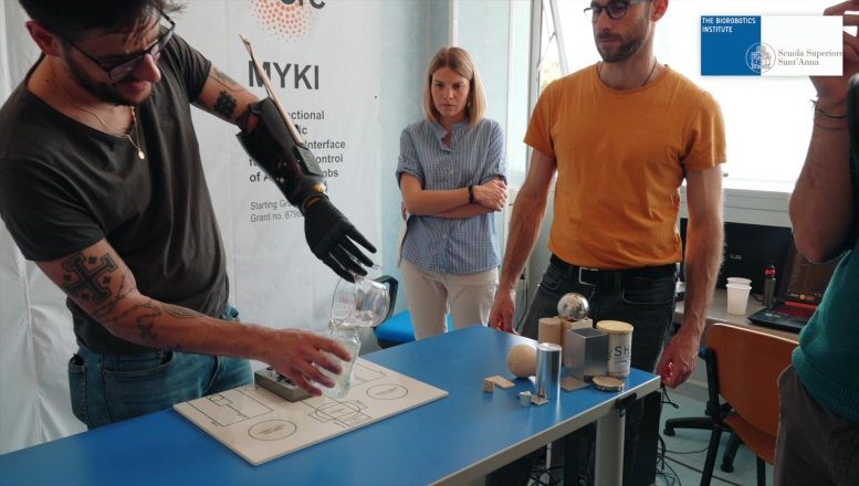 Экспериментальные испытания на роботизированном протезе: пациент наливает воду в стакан