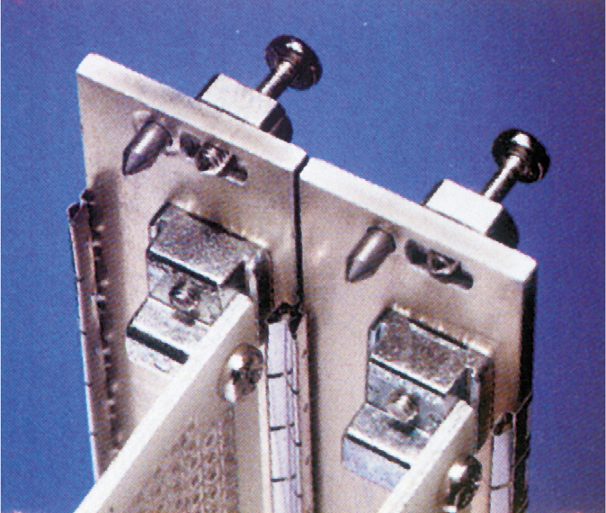 Рис. 5. Лицевые панели модулей и прокладка между ними