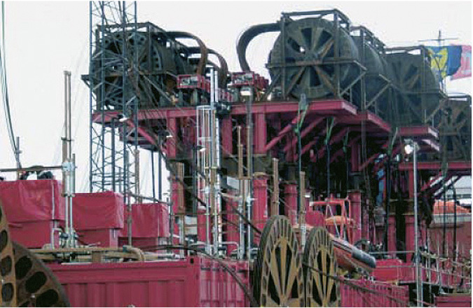 Стренговые подъёмники на борту «Giant 4»