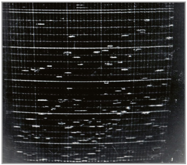 Рис.1. Вид секторного индикатора РЛС 5Н69 с отражениями от «ясного неба»