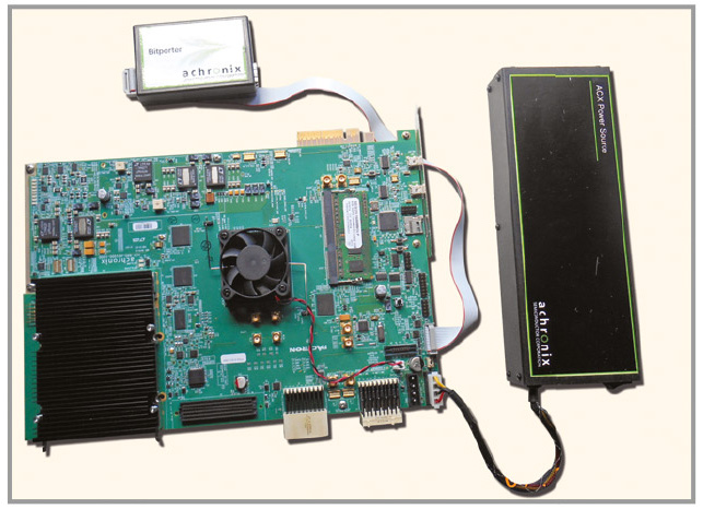 Рис. 3. Плата, источник питания и кабель JTAG