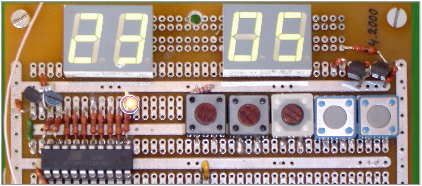 Рис. 2. Фотография устройства на макетной плате