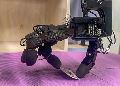 Роботы научатся поднимать иголки и куриные яйца
