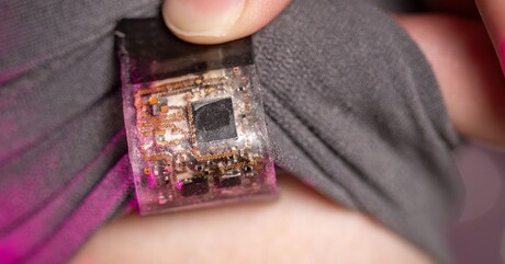 Носимый ИИ-интерфейс превращает повседневные жесты в команды для роботов — даже в условиях сильных помех